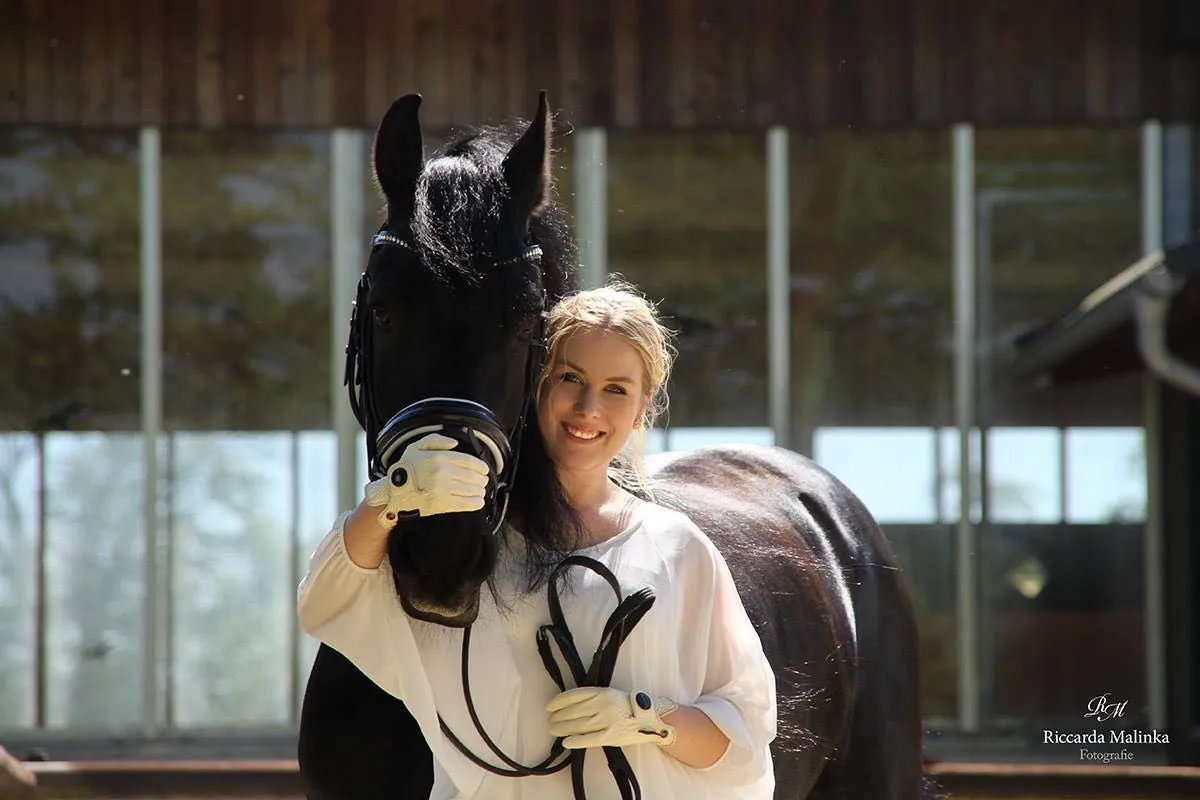 A Touch of Class Riding Gloves