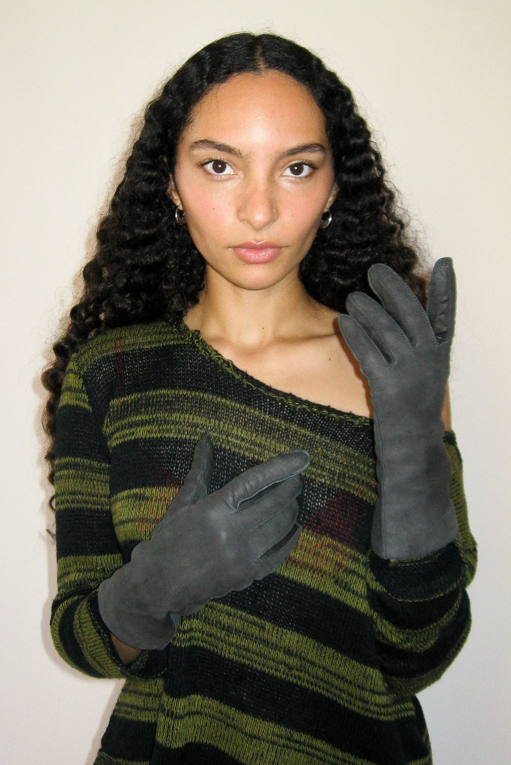 Raw Seam Classic Gloves in Distressed Charcoal